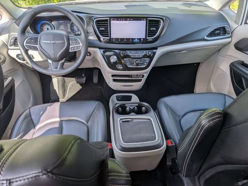 Used 2024 Chrysler Pacifica Touring-L FWD image 16