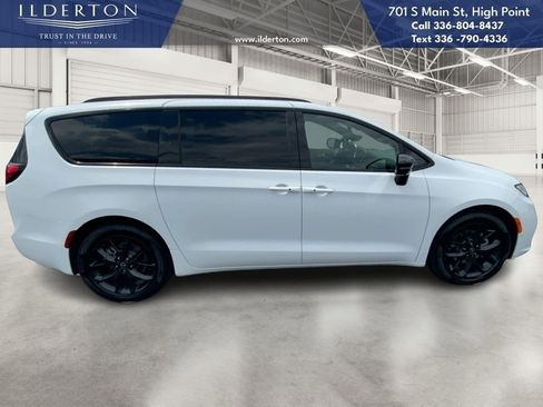 New 2026 Chrysler Pacifica Limited w/ S Appearance Package image 4