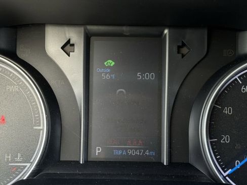 Used 2022 Toyota Venza LE image 12