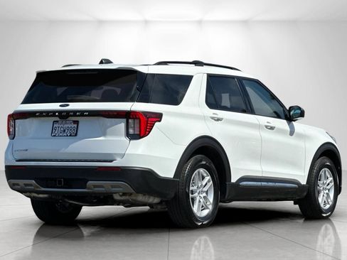 Used 2025 Ford Explorer Active w/ Active Comfort Package RWD image 3