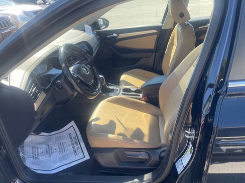 Used 2019 Volkswagen Jetta SE w/ Cold Weather Package FWD image 10
