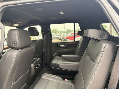 Used 2025 GMC Yukon Denali AWD/4WD image 3