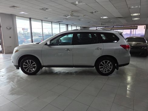 Used 2013 Nissan Pathfinder SV image 2