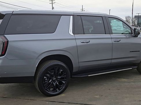 New 2026 Chevrolet Suburban Premier image 4
