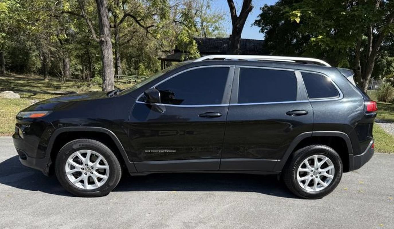 Used 2015 Jeep Cherokee Latitude w/ Cold Weather Group AWD/4WD image 10