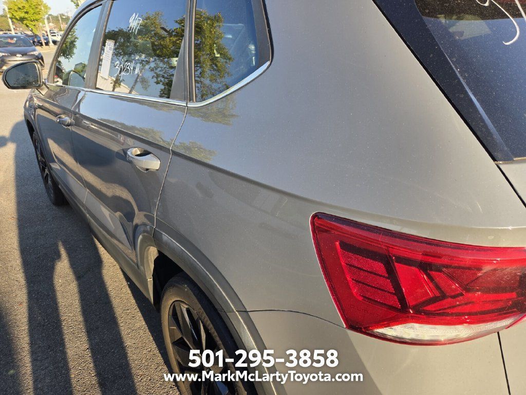 Used 2023 Volkswagen Taos SE w/ Panoramic Sunroof Package FWD image 8