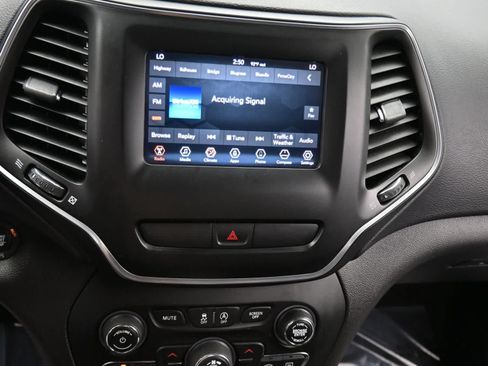 Used 2019 Jeep Cherokee Latitude Plus w/ Comfort/Convenience Group AWD/4WD image 20