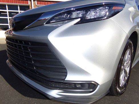 Used 2024 Toyota Sienna LE image 3