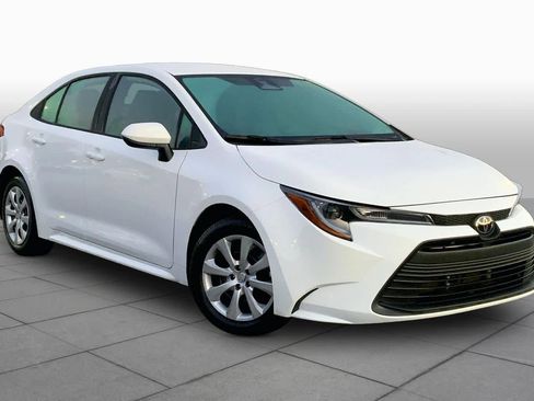 Used 2026 Toyota Corolla LE image 2