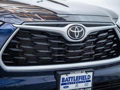 Used 2026 Toyota Highlander XLE AWD/4WD image 12