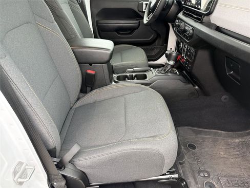Used 2025 Jeep Wrangler Willys AWD/4WD image 12