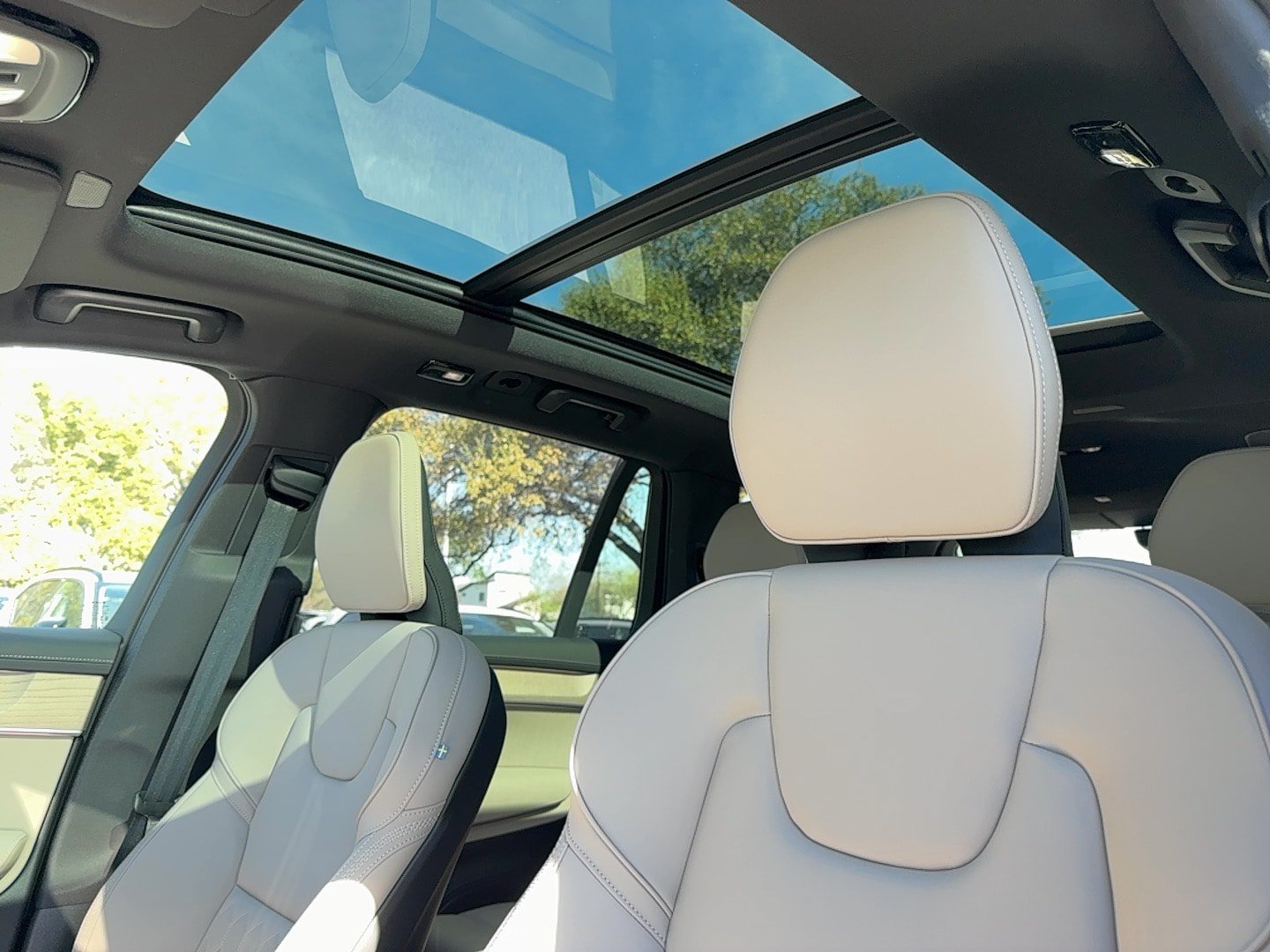 New 2026 Volvo XC90 T8 Plus w/ Protection Package Premier AWD/4WD image 13