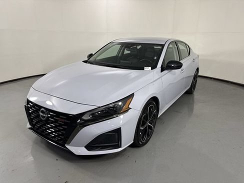 Used 2024 Nissan Altima 2.5 SR FWD image 24