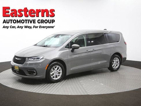 Used 2023 Chrysler Pacifica Touring-L FWD image 57