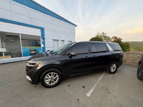 Used 2024 Kia Carnival LX FWD image 2