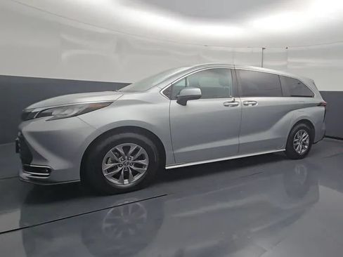 Used 2022 Toyota Sienna XLE AWD/4WD image 9