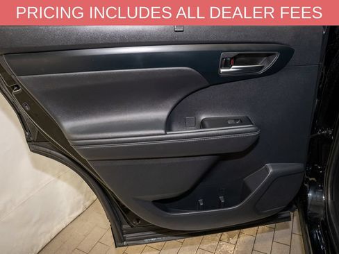 Used 2020 Toyota Highlander XLE FWD image 13