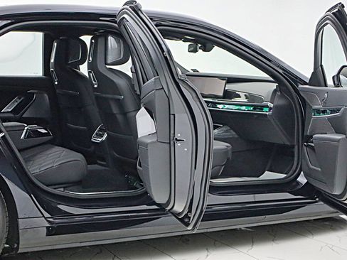 Used 2023 BMW i7 xDrive60 image 12