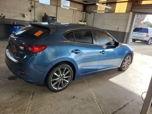 Used 2018 MAZDA MAZDA3 Touring FWD image 7