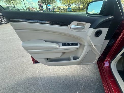 Used 2014 Chrysler 300 image 22