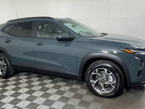 New 2026 Chevrolet Trax LT w/ LT Convenience Package FWD image 2