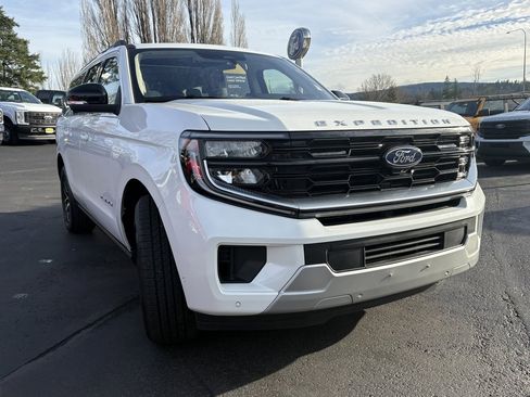 Certified 2025 Ford Expedition Max Platinum image 3