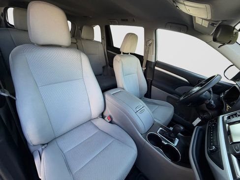 Used 2018 Toyota Highlander LE AWD/4WD image 23