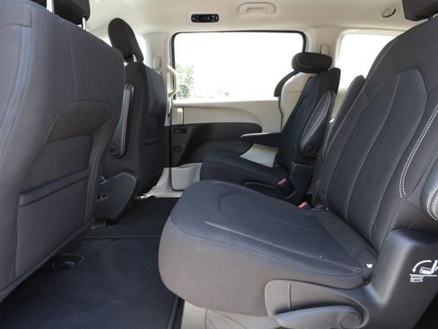 Used 2023 Chrysler Voyager LX FWD image 11