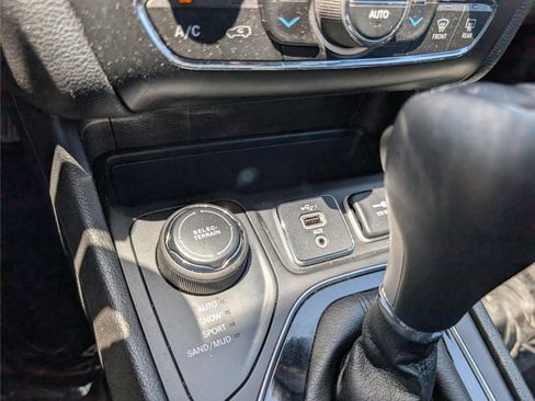 Used 2019 Jeep Cherokee Limited AWD/4WD image 27