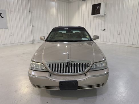 Used 2005 Lincoln Town Car Signature Limited image 8