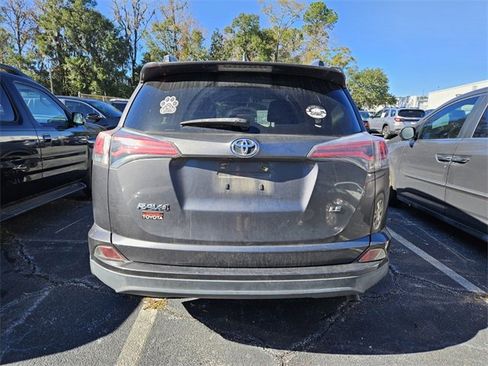 Used 2018 Toyota RAV4 LE image 8