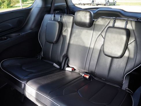 Certified 2025 Chrysler Pacifica Limited FWD image 18