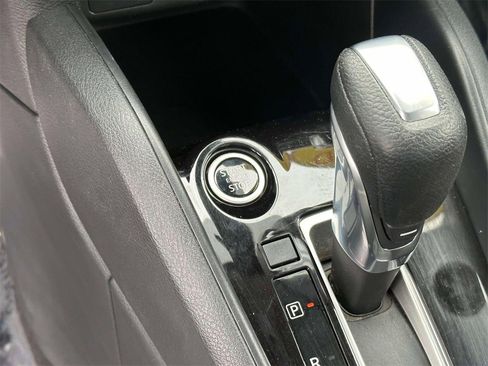 Certified 2021 Nissan Versa SV image 28