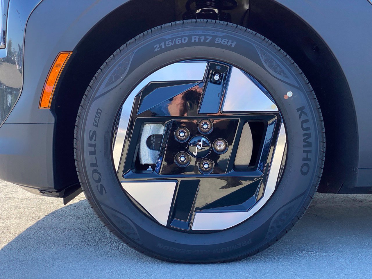 New 2027 Kia EV3 Wind FWD image 9