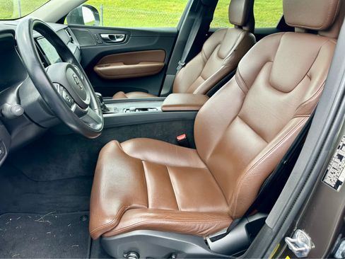 Used 2019 Volvo XC60 T6 Momentum w/ Multimedia Package AWD/4WD image 10