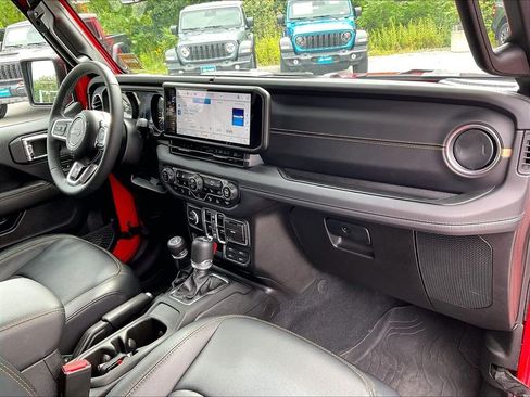 Used 2025 Jeep Wrangler Unlimited Sahara AWD/4WD image 13