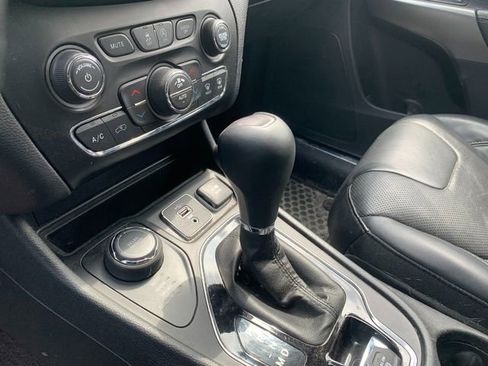 Used 2019 Jeep Cherokee Overland w/ Technology Group image 8