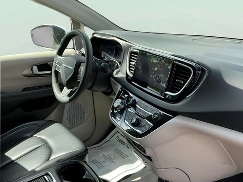 Used 2023 Chrysler Pacifica Touring-L image 13