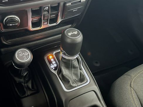 Used 2025 Jeep Wrangler Sahara image 24