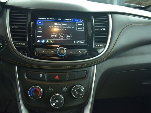 Used 2022 Chevrolet Trax LT w/ LT Convenience Package image 19