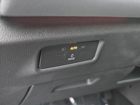 Certified 2025 Volkswagen Tiguan SE image 9