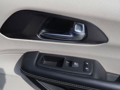 Used 2023 Chrysler Pacifica Touring-L image 13