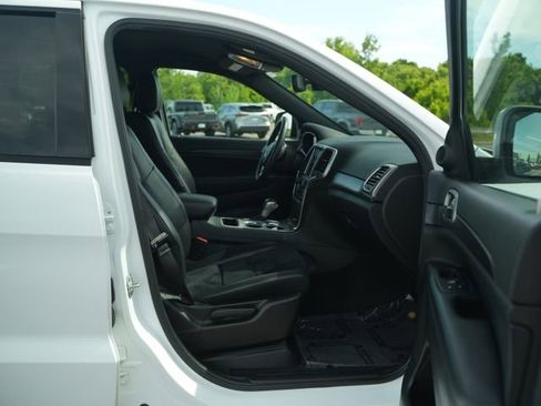 Used 2018 Jeep Grand Cherokee Altitude RWD image 20