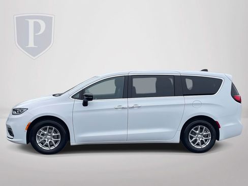 New 2026 Chrysler Pacifica Select image 5