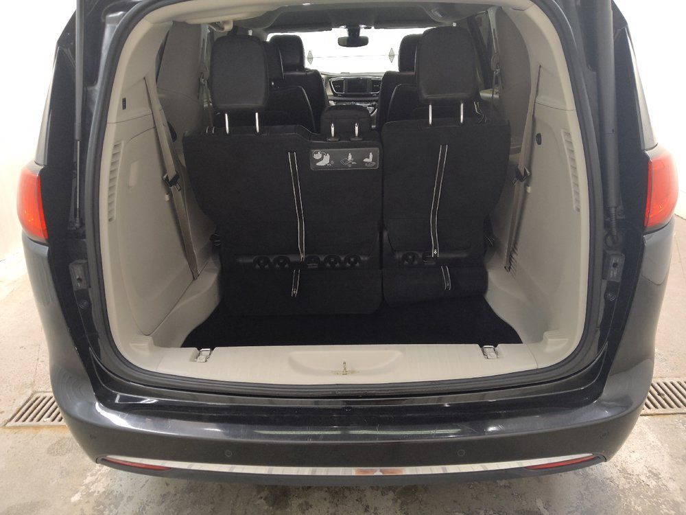 Used 2020 Chrysler Pacifica Touring-L FWD image 29