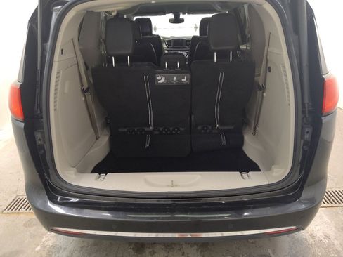 Used 2020 Chrysler Pacifica Touring-L FWD image 29