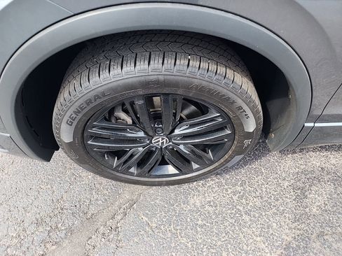 Used 2022 Volkswagen Tiguan SE R-Line image 34