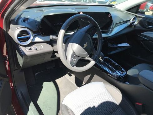 Used 2025 Chevrolet Trax LT image 4