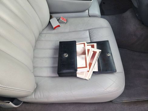 Used 2004 Lincoln Town Car Signature RWD image 35