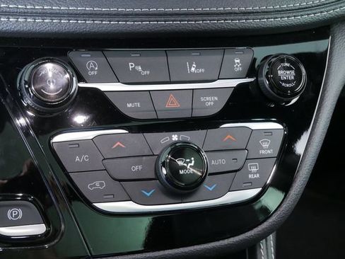 Used 2025 Chrysler Pacifica Limited FWD image 32
